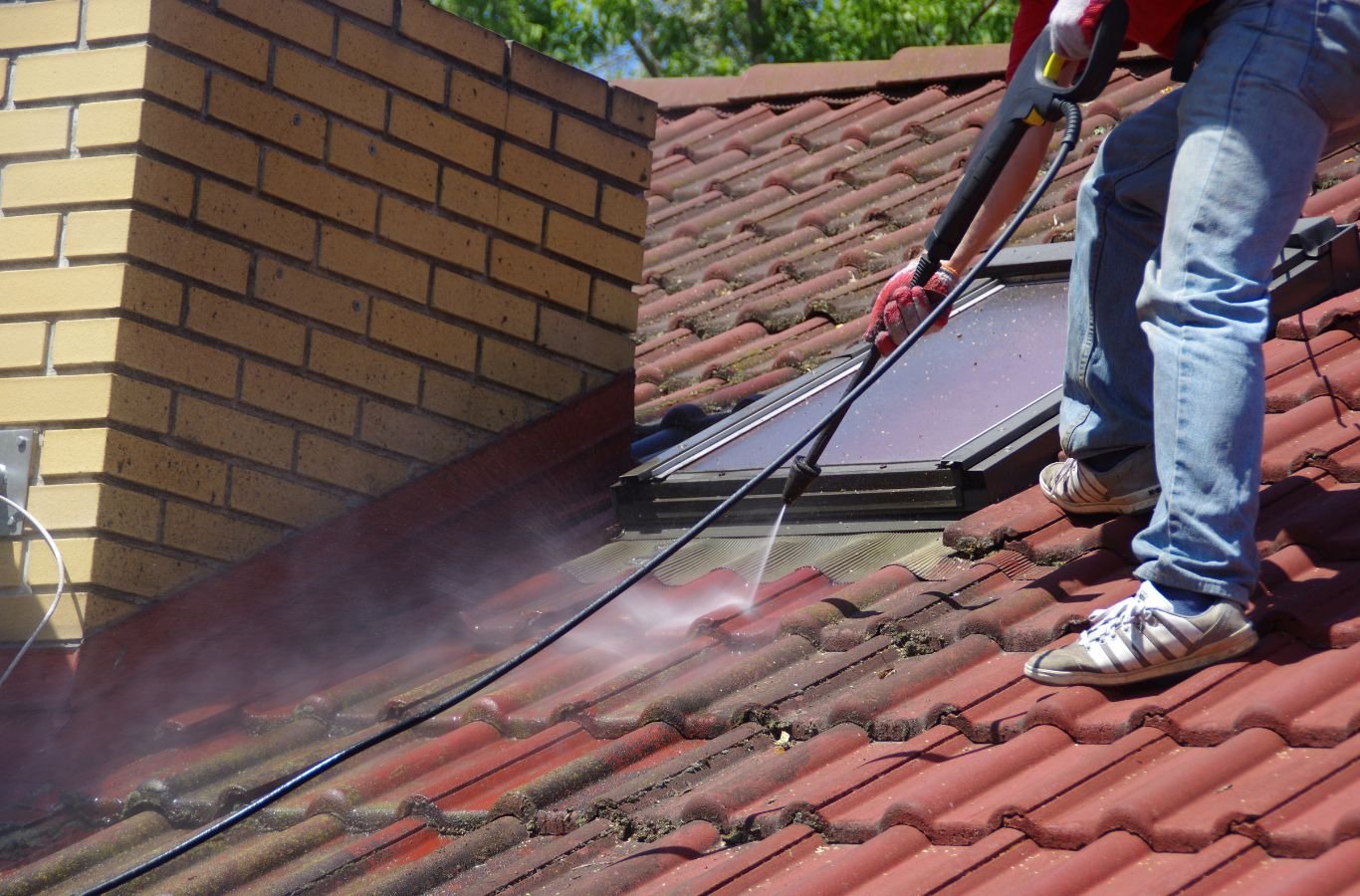 Pressure washing siding on a Lakebay home