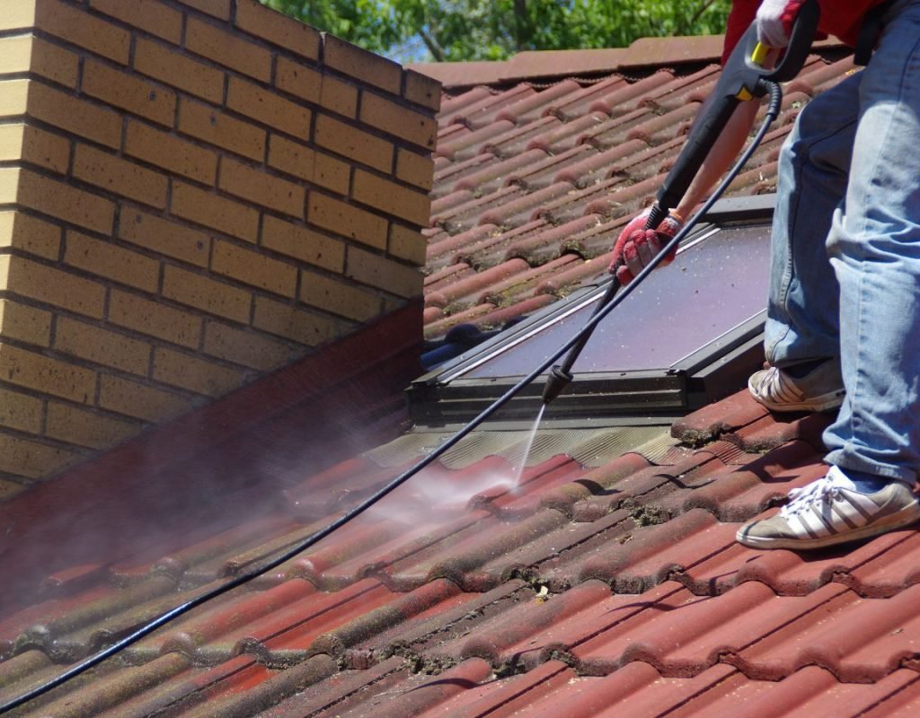 Pressure washing siding on a Lakebay home