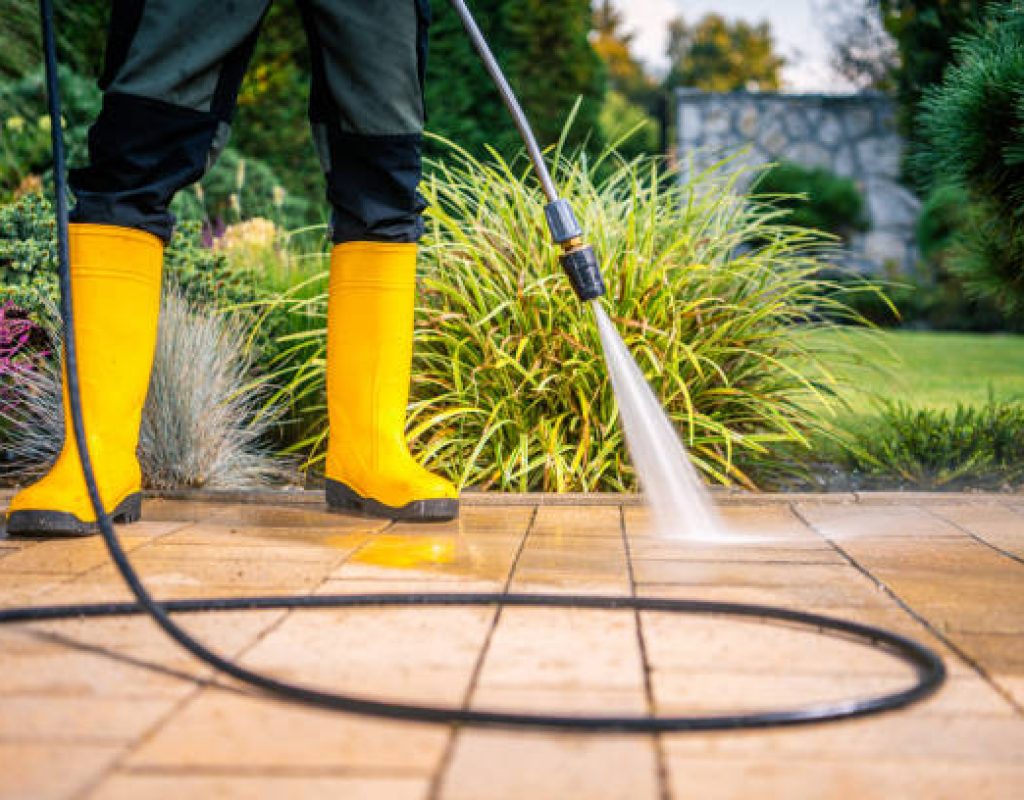 Before and after photo of house siding cleaned by Laddermen Home Services